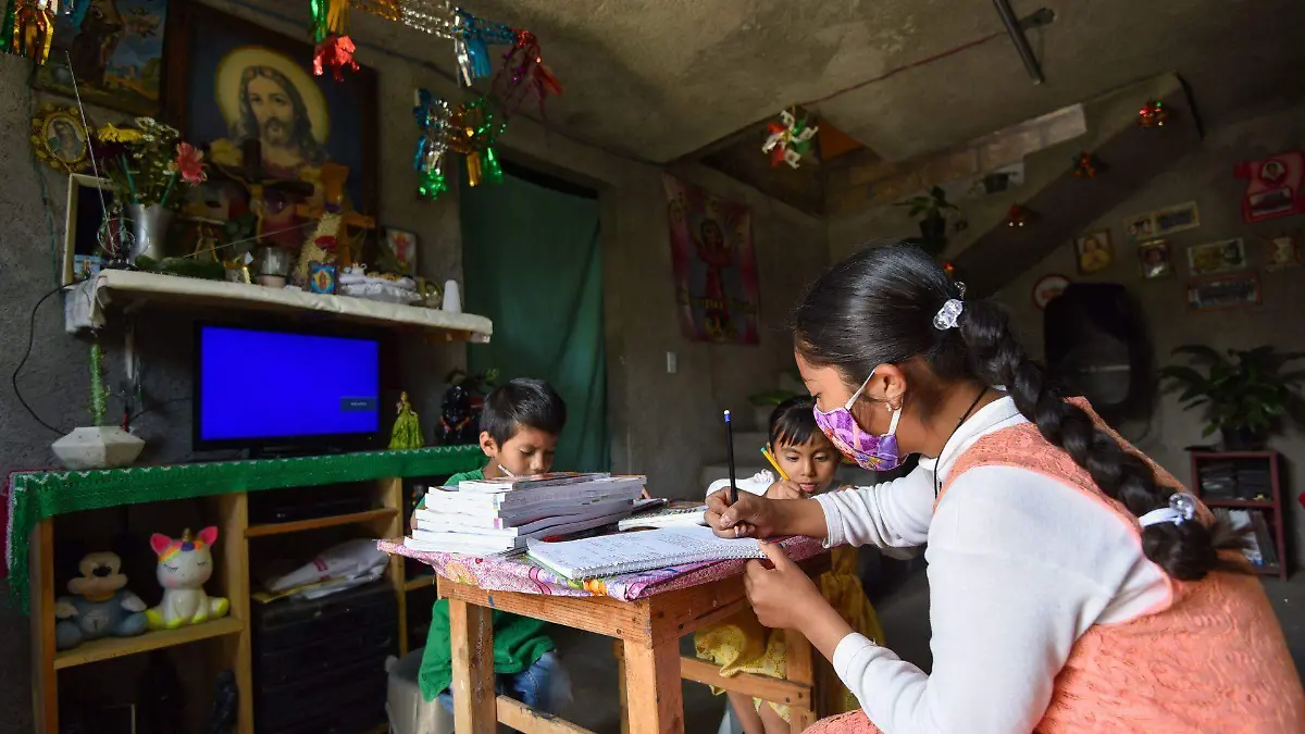 alumanos clases a distancia desde sus hogares